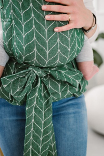 Ergonomiczne nosidło KAVKA handy fern braid bamboo - zielone nosidło z białym wzorem warkocza zawiązane na kokardę (green braid with white braid pattern)