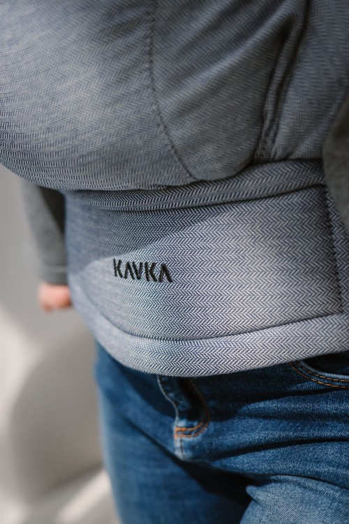 Pas biodrowy w ergonomicznym nosidle KAVKA multi-age ink twill -  niebieskie nosidło z delikatnym wzorem w jodełkę. (a blue carrier with a twill - delicate herringbone pattern.)
